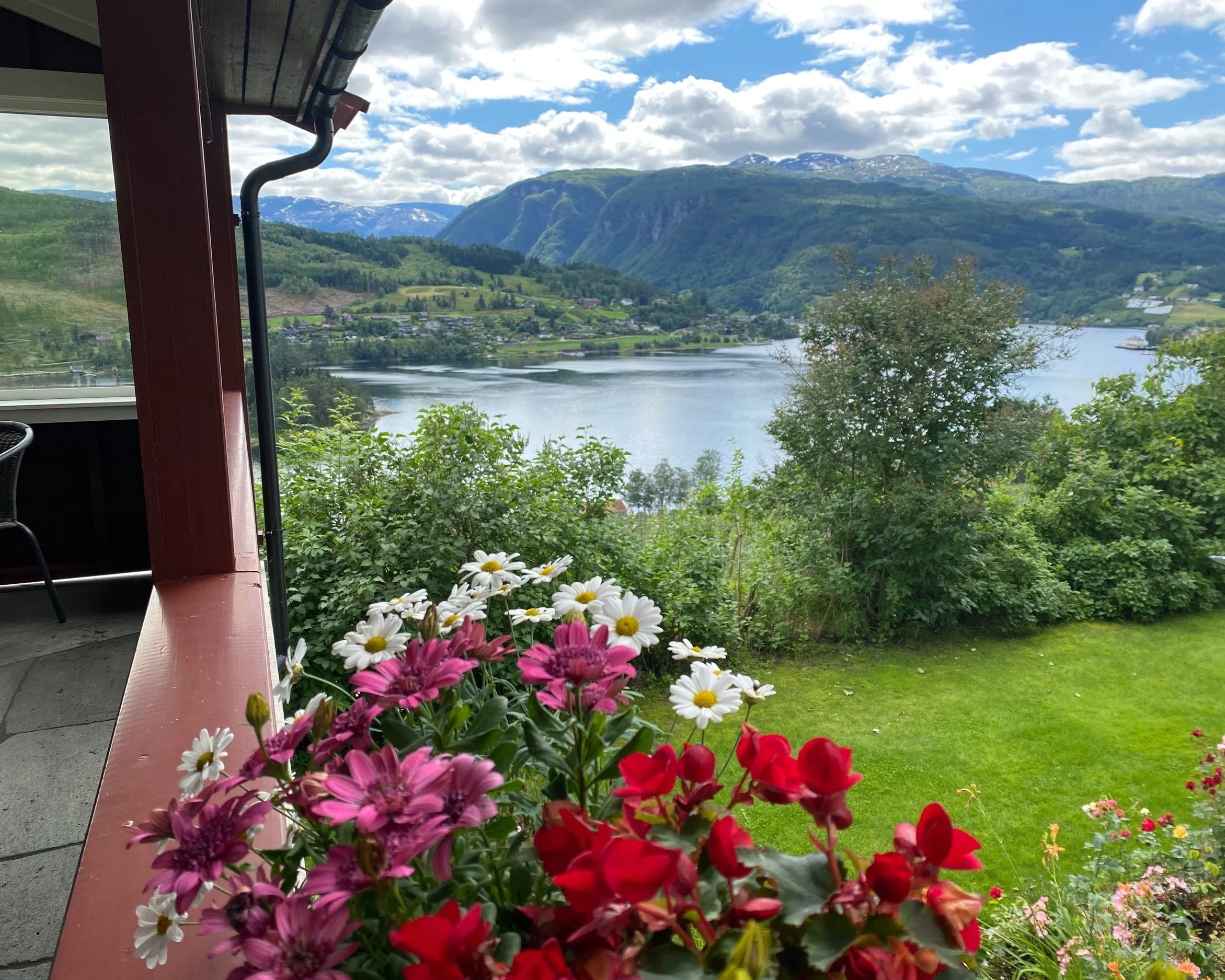  I am beholden to my friends and family who always help me with their great ideas to make the work bigger 